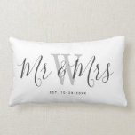 Cojín Lumbar Gris Blanco Moderno Sr. Y Sra. Keepsake Monogramme<br><div class="desc">Bienvenidos amigos y familia a su casa con este Moderno Gris Blanco Sr. y Sra. Keepsake Monogrammed Lumbar Pillow. Se trata de un diseño elegante con un fondo blanco. El centro tiene el apellido de la novia y el novio escrito en monograma en gris claro. El texto es "mr y...</div>