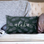 Cojín Lumbar Guión de caligrafía Aloha patrón de piña marina<br><div class="desc">"Aloha". Traiga un poco de hospitalidad de la isla hawaiana a su hogar con esta moda, llamativa, elegante y moderna almohada de lanzamiento lumbar con tipografía de escritura crujiente, escrita a mano blanca sobre un patrón gráfico, de piña en dos tonos de azul marino oscuro. Hace una declaración divertida y...</div>