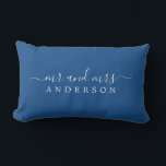 Cojín Lumbar Guión de la moda Sr. Mrs Blue Newlywoed Monograma<br><div class="desc">Moda, moderna almohada azul monograma con el texto Mr. y Mrs. en blanco elegante. Simplemente agrega tu nombre de casado. Un regalo de lujo perfecto para la pareja recién casada. Diseñado exclusivamente para usted por Happy Dolphin Studio. Si necesita ayuda o productos coincidentes, póngase en contacto con nosotros en happydolphinstudio@outlook.com....</div>