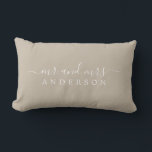 Cojín Lumbar Guión de moda Sr. Shiitake Gray Monograma recién c<br><div class="desc">Moda, moderna almohada gris shiitake monogramada con el texto Mr. y Mrs. en blanco y elegante. Simplemente agrega tu nombre de casado. Un regalo de lujo perfecto para la pareja recién casada. Diseñado exclusivamente para usted por Happy Dolphin Studio. Si necesita ayuda o productos coincidentes, póngase en contacto con nosotros...</div>