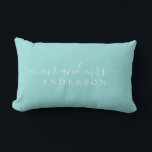 Cojín Lumbar Guión de moda Sr. Sra. Bright Blue Newlywoed Monog<br><div class="desc">Moda, monograma moderno almohada azul turquesa con el texto Mr. y Mrs. en blanco elegante. Simplemente agrega tu nombre de casado. Un regalo de lujo perfecto para la pareja recién casada. Diseñado exclusivamente para usted por Happy Dolphin Studio. Si necesita ayuda o productos coincidentes, póngase en contacto con nosotros en...</div>