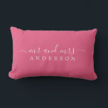 Cojín Lumbar Guión de moda Sr. Sra. Hot Pink Newlywoed Monogram<br><div class="desc">Moda, monograma moderno almohada rosada caliente con el texto Mr. y Mrs. en blanco elegante. Simplemente agrega tu nombre de casado. Un regalo de lujo perfecto para la pareja recién casada. Diseñado exclusivamente para usted por Happy Dolphin Studio. Si necesita ayuda o productos coincidentes, póngase en contacto con nosotros en...</div>