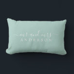 Cojín Lumbar Guión de moda Sr. Sra. Pastel Blue Monograma recié<br><div class="desc">Moda, moderna almohada azul pastel monogramo con el texto Mr. y Mrs. en blanco elegante. Simplemente agrega tu nombre de casado. Un regalo de lujo perfecto para la pareja recién casada. Diseñado exclusivamente para usted por Happy Dolphin Studio. Si necesita ayuda o productos coincidentes, póngase en contacto con nosotros en...</div>