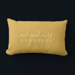 Cojín Lumbar Guión de moda Sr. Sra. Yellow Ochre Monograma reci<br><div class="desc">Moda, almohada monogramada moderna con el texto Mr. y Mrs. en blanco y elegante sobre un fondo amarillo ocre. Simplemente agrega tu nombre de casado. Un regalo de lujo perfecto para la pareja recién casada. Diseñado exclusivamente para usted por Happy Dolphin Studio. Si necesita ayuda o productos coincidentes, póngase en...</div>
