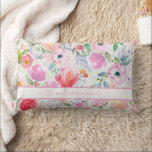 Cojín Lumbar Guión de nombre de familia boho de florines rosas<br><div class="desc">Romántico, bohemio, de estilo boho. Flores suaves y femeninas de color acuático en tonos rosa, verde y melocotón con un follaje verde sobre un fondo blanco. Personalice y agregue su nombre o nombre familiar escrito con un guión con letras a mano modernas de color rosa y con toques. Para que...</div>
