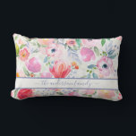 Cojín Lumbar Guión de nombre de familia de floraciones color ag<br><div class="desc">Romántico, bohemio, de estilo boho. Flores suaves y femeninas de color acuático en tonos rosa, verde y melocotón con un follaje verde sobre un fondo blanco. Personalice y añada su nombre o apellido escrito con una escritura con letras a mano moderna y de color lavanda con toques. Para que los...</div>