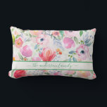 Cojín Lumbar Guión de nombre de familia de floraciones color ag<br><div class="desc">Romántico, bohemio, de estilo boho. Flores suaves y femeninas de color acuático en tonos rosa, verde y melocotón con un follaje verde sobre un fondo blanco. Personalice y añada su nombre o apellido escrito con un guión con letras a mano de color verde y moderno con guiones. Para que los...</div>