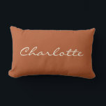 Cojín Lumbar Guión minimalista moderno en roya personalizado<br><div class="desc">Esta almohada de lanzamiento personalizado muestra su nombre con hermosas letras escritas a mano en un elegante fondo de roya de la tierra. Gran idea de regalo.</div>