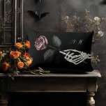 Cojín Lumbar Halloween gótico Boda negro Rosa de mano<br><div class="desc">Nada grita "¡Lo hago!" como un boda gótico inspirado en Halloween. Prepárate para una celebración maravillosa como ninguna otra con nuestro esqueleto de "Hasta la muerte nos hacemos" y una almohada de decoración de boda con temática gótica de Halloween floral. Nuestra bella almohada boda presenta nuestro propio esqueleto acuarela pintado...</div>