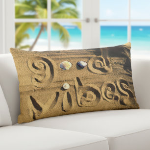 Cojín Lumbar Hand Drawn Beach Sand Good Vibes Cita a Fun