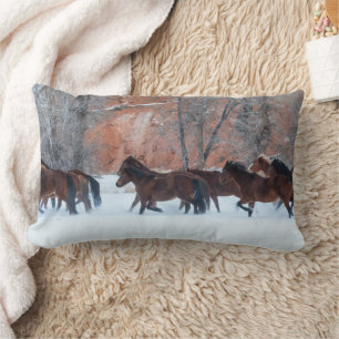Cojín Lumbar Herd of Horses Running in Snow