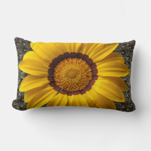 Cojín Lumbar Hermosa flor amarilla sobre fondo abstracto