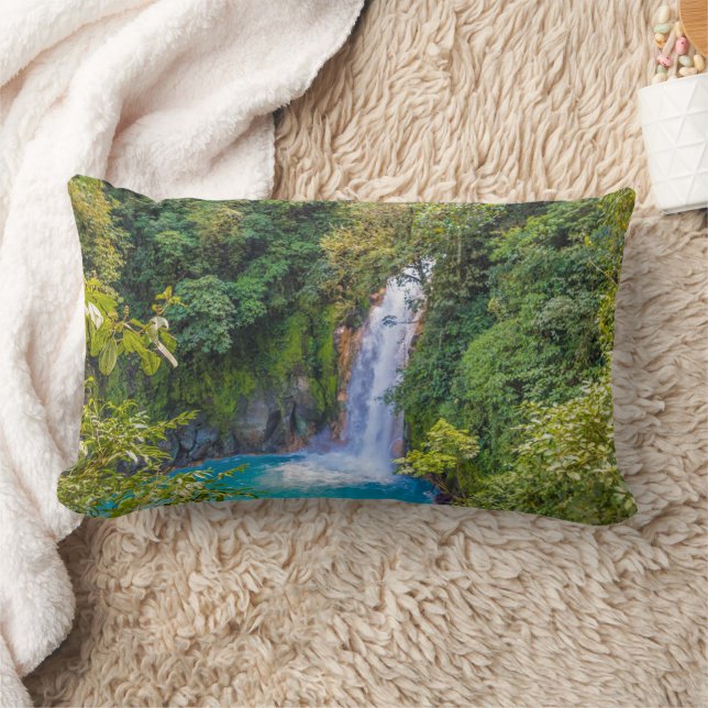 Cojín Lumbar Hermosa y relajante cascada azul en la selva (Manta)