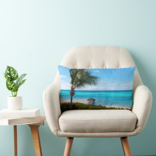 Cojín Lumbar Hermoso árbol de palma ventoso en la playa tropica