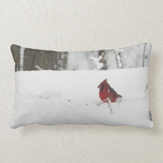 Cojín Lumbar Imagen cardinal de la nieve del invierno del
