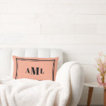 Cojín Lumbar Iniciales Serif Clásicas<br><div class="desc">Un diseño clásico simple hace una almohada absolutamente hermosa. Perfecto para regalar o comprar uno para usted. No dude en enviarme un mensaje si desea letras cursivas o cambios de color. ¡Gracias por visitar mi tienda Zazzle!</div>