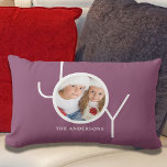 Cojín Lumbar Joy Family Purple Photo<br><div class="desc">Este elegante Photo Pillow está decorado con la palabra JOY en tipografía blanca moderna sobre un fondo morado. Personalizable fácil con tu foto y nombre. Hace un gran mantenimiento familiar.</div>