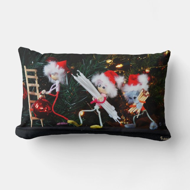 Cojín Lumbar Kerstsfeer met Fubby's die de decoratie verzorgen. (Anverso)
