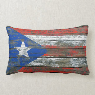 Cojín Lumbar La bandera puertorriqueña en la madera áspera sube