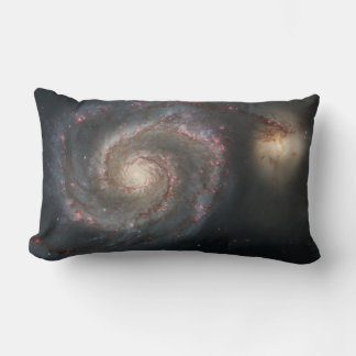 Cojín Lumbar La galaxia del Remolino M51 & Compañera en el espa