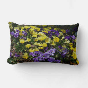 Cojín Lumbar La ladera de los Pansies morado y amarillo