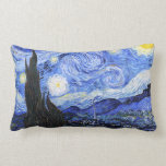 Cojín Lumbar La noche estrellada de Van Gogh<br><div class="desc">Pintura de aceite del maestro holandés Vincent Van Gogh (1853-1890) Probablemente su pintura más famosa, Van Gogh pintó "La Noche estrellada" en 1889 de memoria mientras estaba en un asilo en Francia donde se registró para la depresión. La escena representa la vista desde la ventana de su habitación. En la...</div>