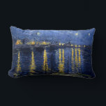 Cojín Lumbar La noche estrellada de Vincent van Gogh sobre el R<br><div class="desc">1888. Noche estrellada sobre el Ródano por Vincent Willem van Gogh,  un pintor post-impresionista de origen holandés cuyo trabajo —notable por su tosca belleza,  honestidad emocional y color audaz— tuvo una influencia de largo alcance en el arte del siglo XX.</div>