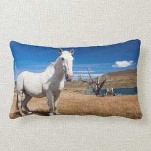 Cojín Lumbar Laguna Azul, paisaje con caballos