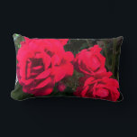 Cojín Lumbar Las rosas rojas florecen<br><div class="desc">Rosario Rojo. Las magníficas rosas rojas florecen todo el verano.</div>