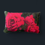 Cojín Lumbar Las rosas rojas florecen<br><div class="desc">Rosario Rojo. Las magníficas rosas rojas florecen todo el verano.</div>