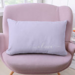 Cojín Lumbar Lavender Purple Girly Script Monograma Nombre mode<br><div class="desc">Monograma morado de lavanda Añadir su propio nombre almohada lumbar. Esto hace que el dulce perfecto cumpleaños 16,  boda,  ducha de novia,  aniversario,  ducha de bebé o fiesta de soltera sea regalo para alguien que ama el lujo glam y los estilos de moda.</div>