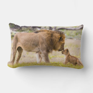 Cojín Lumbar León macho alfa inspecciona el cubo