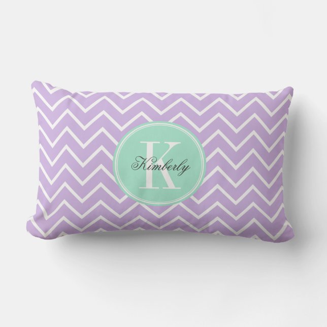 Cojín Lumbar Lila Chevron con el monograma de la menta (Anverso)