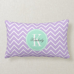 Cojín Lumbar Lila Chevron con el monograma de la menta