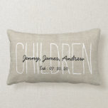 Cojín Lumbar Linen Look Children Personalizado Keepsake<br><div class="desc">almohada monogramada de texto en blanco, negro y rústico personalizada con los nombres de sus hijos en la parte delantera y su cita favorita en la parte posterior. Junto con la fecha en que la familia fue establecida en un diseño de superposición tipográfica sobre la palabra "niños" en letras de...</div>