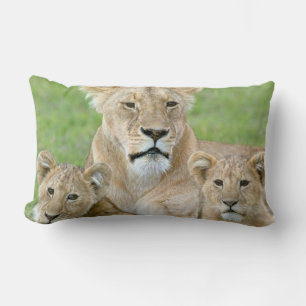Cojín Lumbar Lioness y Two Cubs, África Oriental, Tanzania,