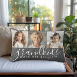 Cojín Lumbar Los nietos hacen de la vida un gran Collage de fot<br><div class="desc">Este lumbar diseño de almohadas es un regalo para los abuelos, y cuenta con una plantilla de 3 fotos para personalizar con fotos de los nietos. Una combinación de escritura manuscrita moderna combinada con una moderna letra sans serif con la frase "¡los nietos hacen la vida grandiosa!" El fondo es...</div>