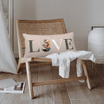 Cojín Lumbar Love Joy Moderno Type Geometric Family Photo Pink<br><div class="desc">Navidades modernos y elegantes con un diseño de almohadas de amor. El diseño incluye la palabra "AMOR" con la letra "O" creada con su propia foto familiar personalizada. El circulo concéntrico geométrico de oro moderno rodea la foto. El reverso presenta un moderno patrón de círculo concéntrico geométrico de oro falso...</div>