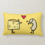 Cojín Lumbar Mac y Cheese Pillow<br><div class="desc">Una almohada dulce con macarrones y queso enamorado,  y un gran corazón rojo encima de ellos. ¡Ideal para los amantes del mac y del queso!</div>