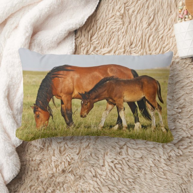 Cojín Lumbar Madre de caballo salvaje y potro pastando (Manta)