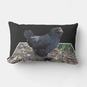 Cojín Lumbar "Madrugada de plumas: Un pollo negro en el arte de