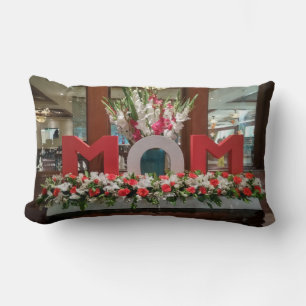 Cojín Lumbar "Mamá, te quiero" – Un sentido tributo floral