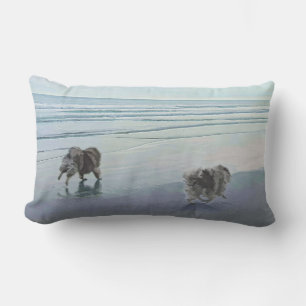 Cojín Lumbar Manos en la pintura de perro en la costa