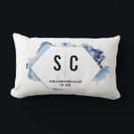 Cojín Lumbar Marco dorado de color azul monocasco recién casead<br><div class="desc">Sorprenda a los recién casados con un regalo que es a la vez elegante y significativo - nuestro marco dorado de color azul de oro recién casados Monograma Lumbar Pillow. Esta almohada única es la manera perfecta de celebrar un nuevo matrimonio, combinando elegancia personalizada con comodidad. La almohada presenta un...</div>