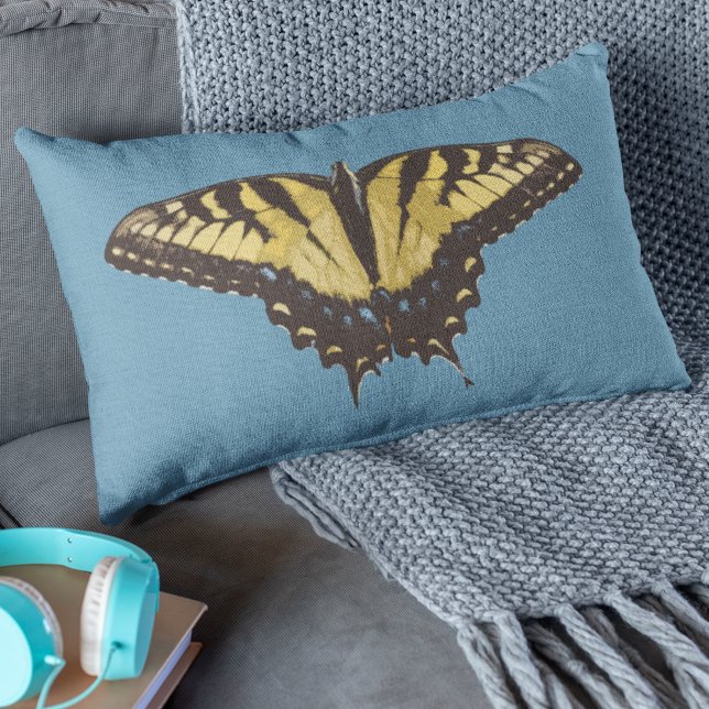 Cojín Lumbar Mariposa amarilla simple y naturaleza inicial (Beautiful yellow and black tiger swallowtail butterfly on a blue lumbar pillow brings the outside in)
