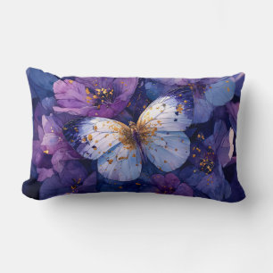 Cojín Lumbar Mariposa Azul sobre Flores Purpúreas