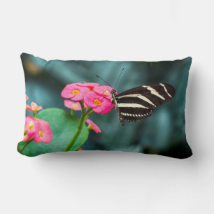 Cojín Lumbar Mariposa en una flor