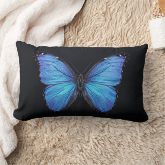 Cojín Lumbar mariposa morpho aislada sobre fondo negro