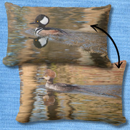 Cojín Lumbar Mergantes encapuchados nadando en una escena de Cr