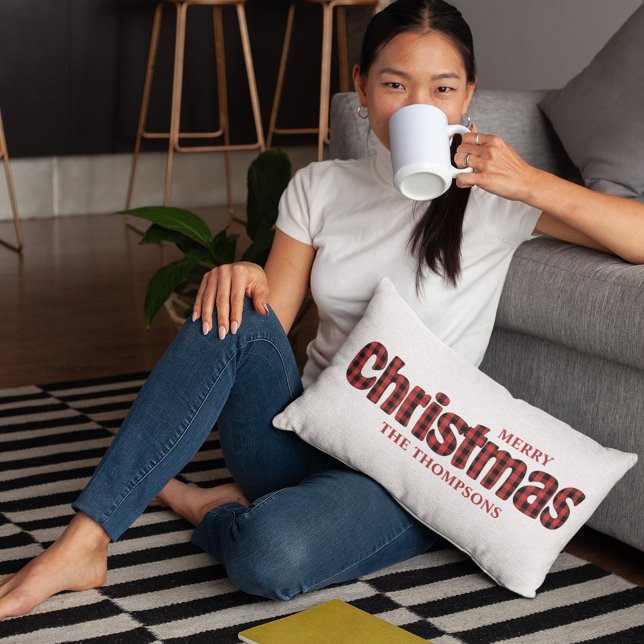 Cojín Lumbar Merry Christmas Typography Personalizado Plaid (Merry Christmas red and black buffalo check pattern typography throw pillow. )